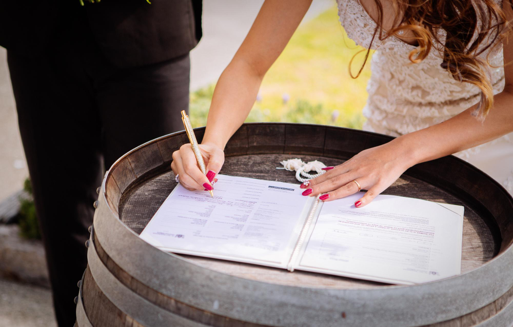 Noiva assina contrato de casamento