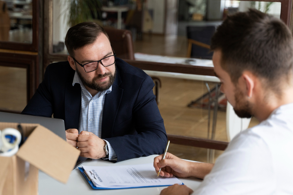 Pessoas preenchendo termo aditivo de contrato